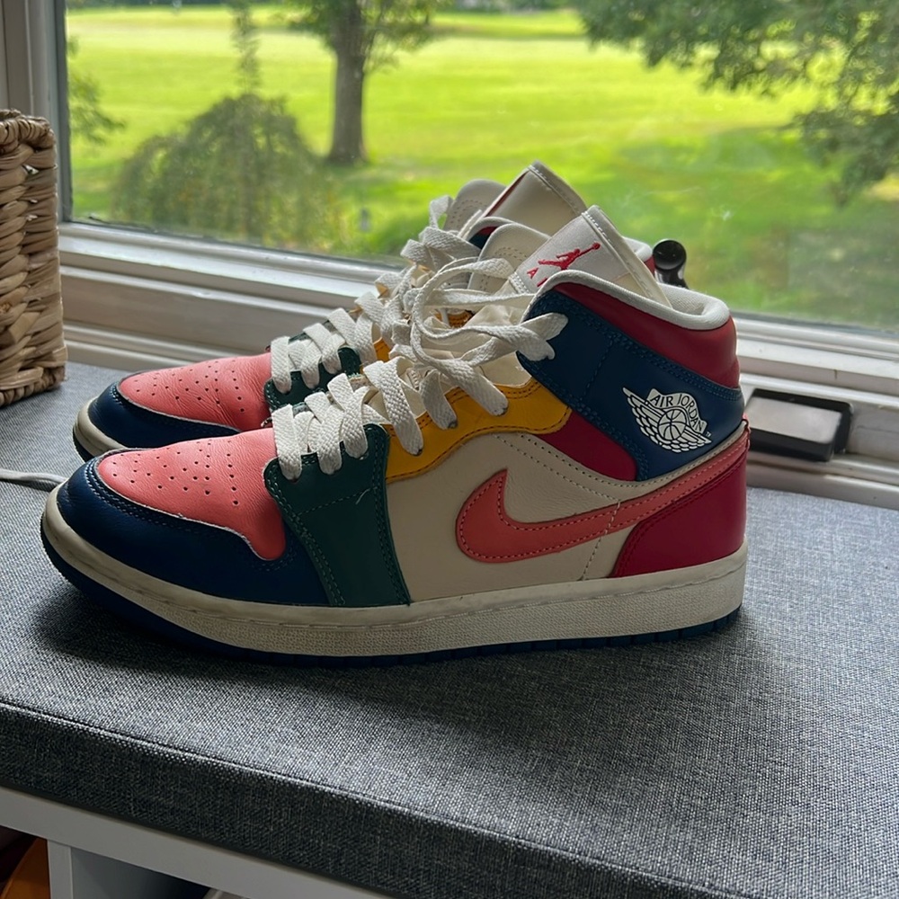 Jordan 1 Mid SE Multi Color (2022)
(Women's)